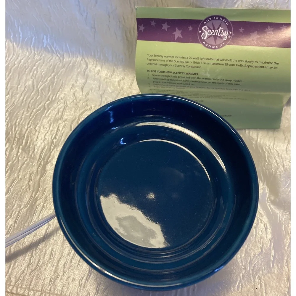 Scentsy SILENT NIGHT Nativity Full Size Wax Scent Warmer Retired Blue Extra Bulb